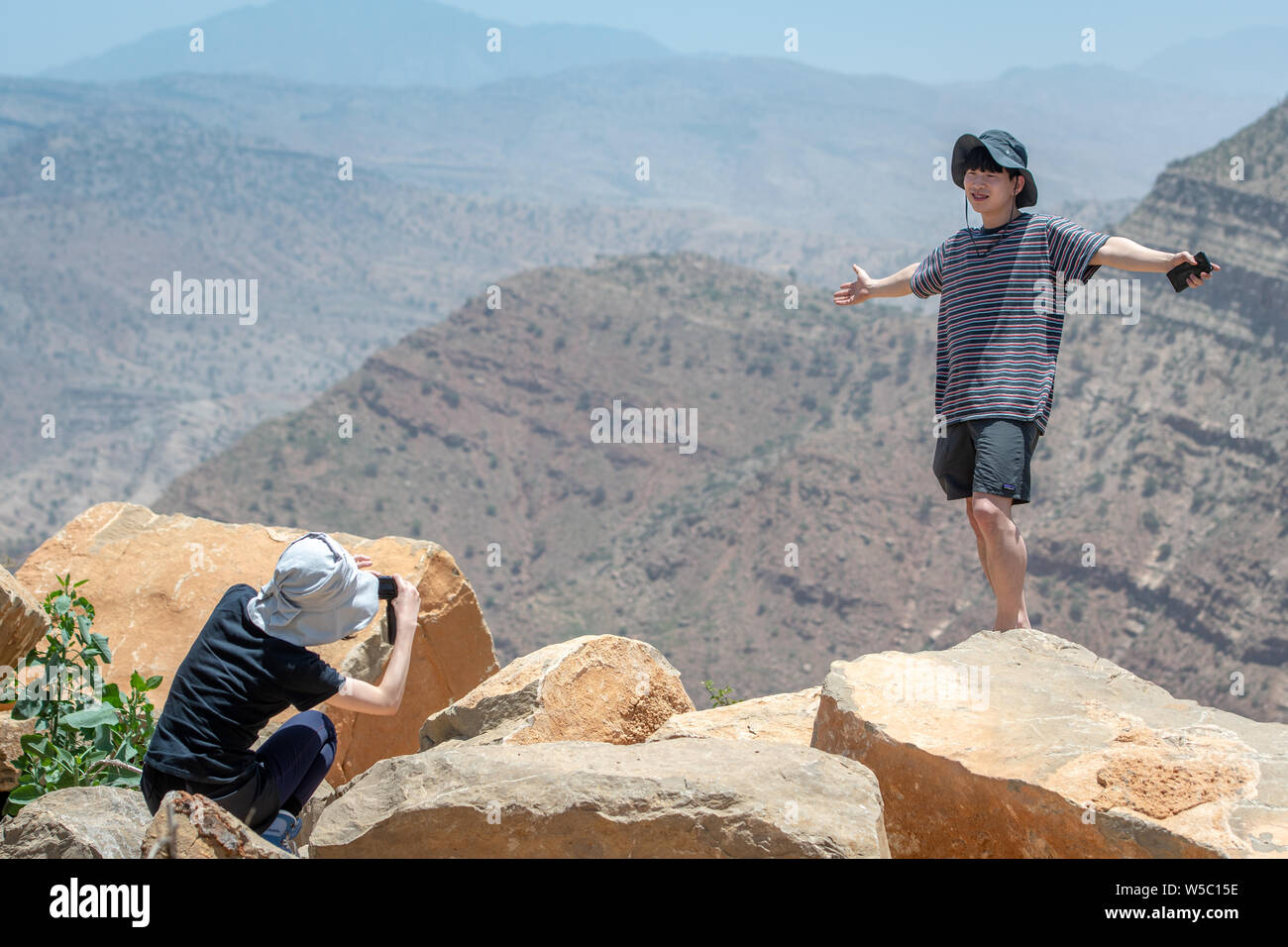 Touristische stehen auf Gipfel der Felsen und posiert für Foto auf einer Klippe in der danakil Depression, Äthiopien Stockfoto