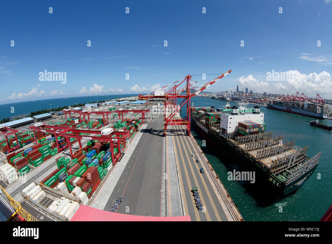 Portalkran und Portal Container Kran Arbeit in Kaohsiung, Taiwan. Stockfoto