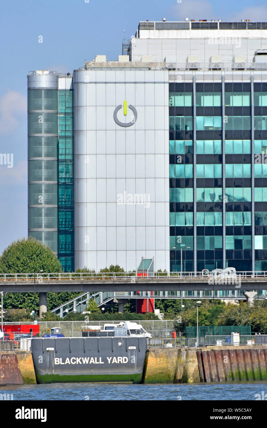 Eingang der historischen Werft Blackwall Yard an der Themse mit Rechenzentrumsgebäude mit Global Switch-Technologie außerhalb von East London, England Stockfoto