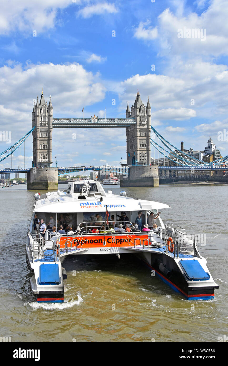 Tower Bridge London ikonischen Wahrzeichen Touristen und Pendler auf high speed Thames Clipper Katamaran öffentliche Verkehrsmittel schnell Fluss-Bus kopieren Raum England Großbritannien Stockfoto
