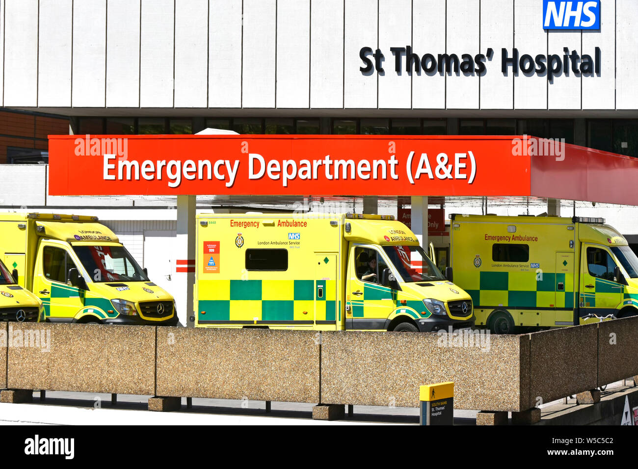 London Ambulance Service Fahrzeuge in St Thomas NHS Krankenhaus am Drop off Bereich A&E Unfall Notfall healthcare Abteilung Gebäude Lambeth UK warten Stockfoto