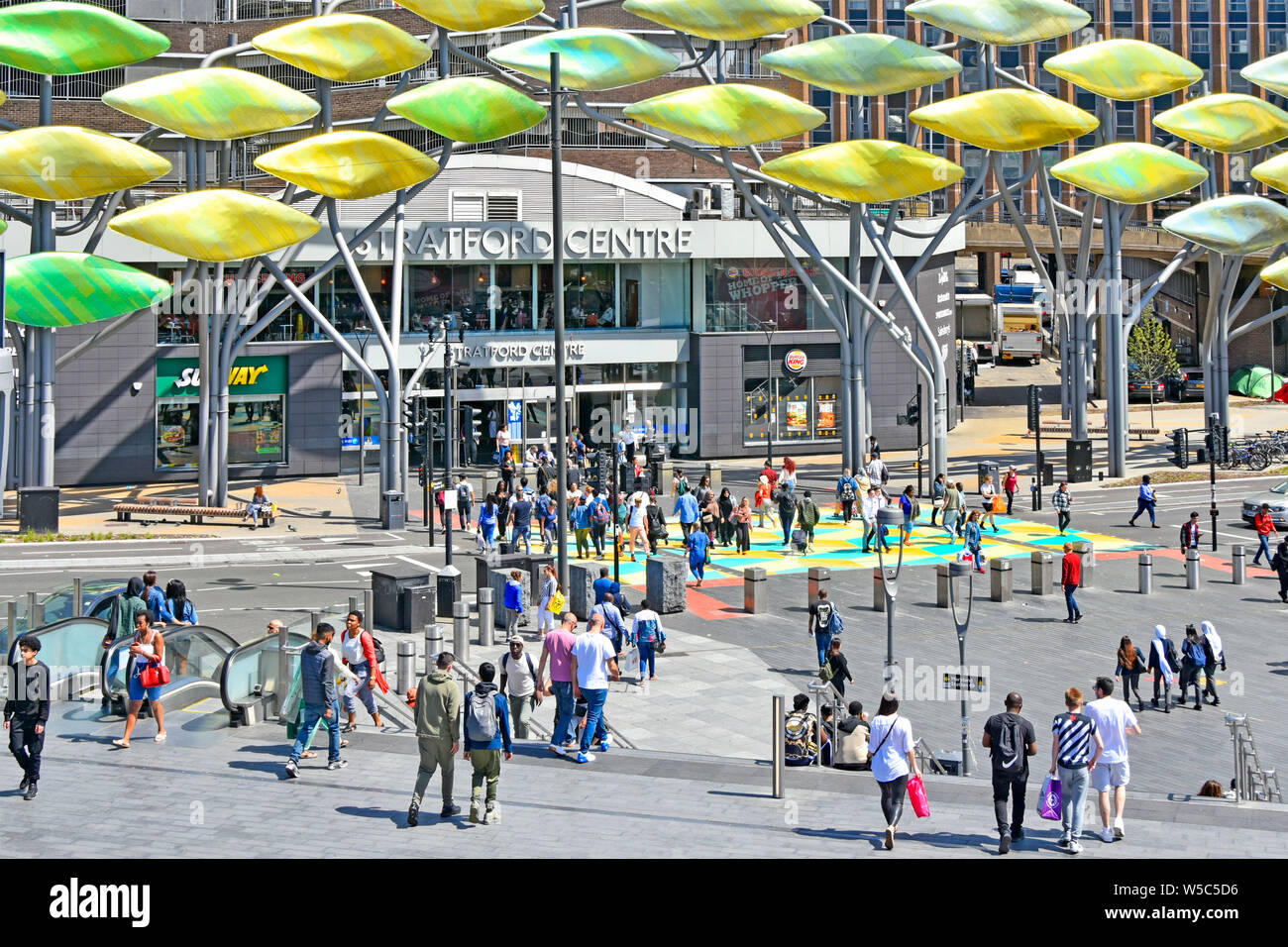 Masse von oben und farbenfroh dekoriert in hellen Farben auf belebten Fußgängerzone Kreuzung & Stratford Centre street scene Newham East London England Großbritannien Stockfoto