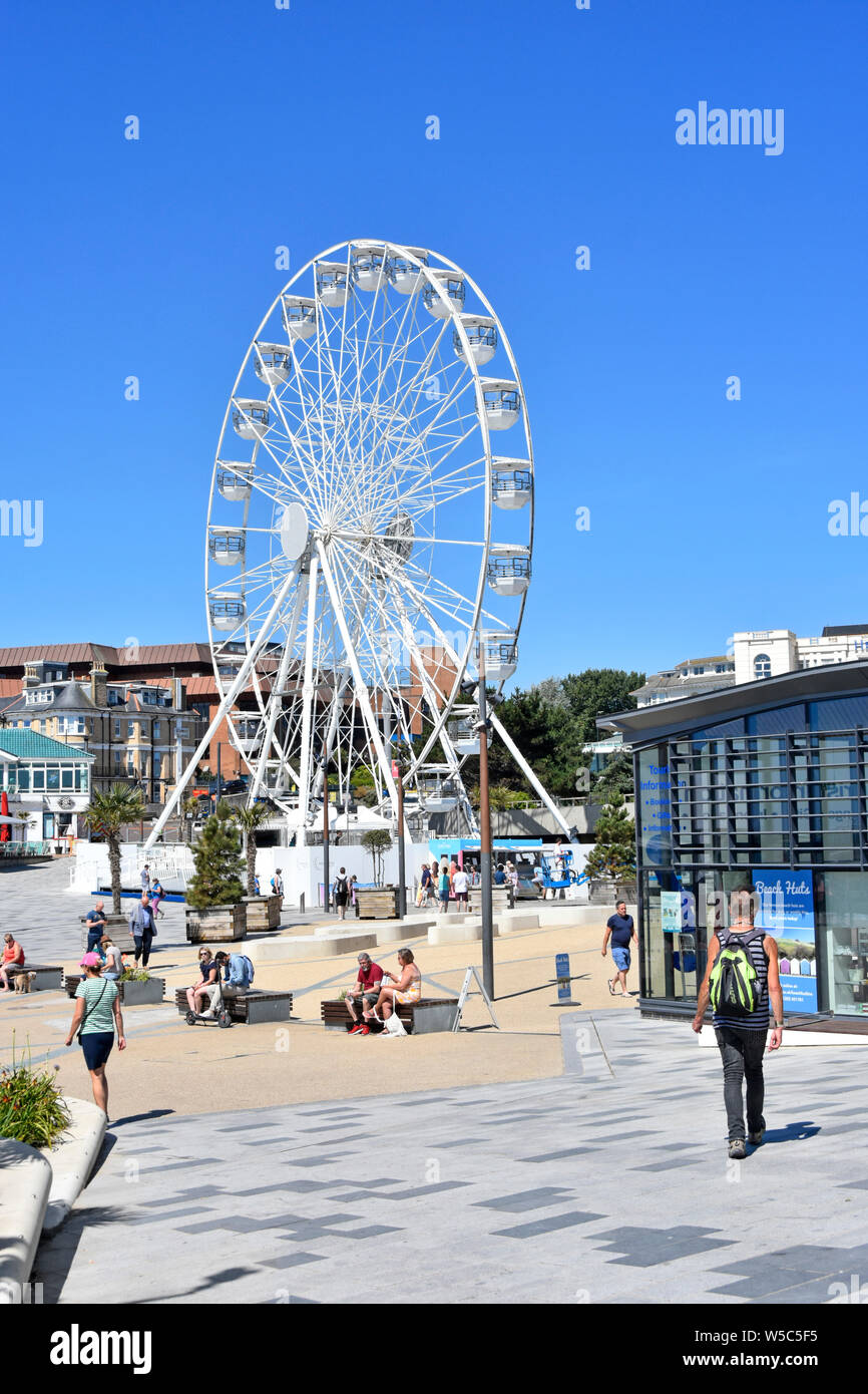 Bournemouth blauen Himmel Sommer Urlaub & Seaside Resort Pier Ansatz Fußgängerzone & Tourist Information Centre Big Wheel über Dorset England UK Stockfoto