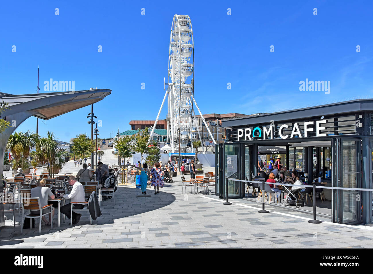 Bournemouth blauen Himmel Sommer Urlaub & Seaside Resort Pier Ansatz Fußgängerzone Rat Prom Cafe Sitzplätze & Big Wheel über Dorset England UK Stockfoto