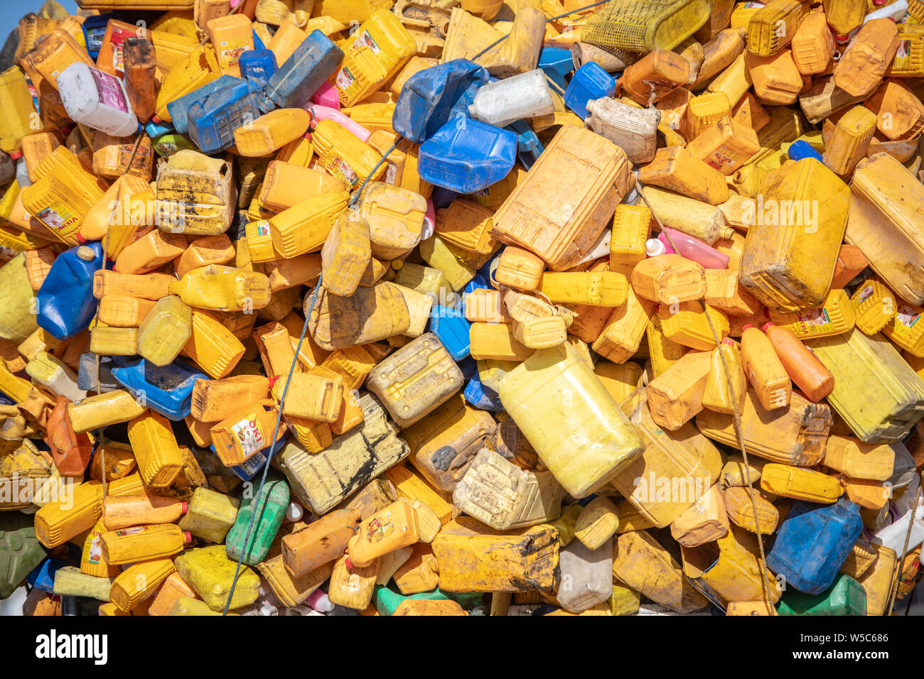 Kunststoffflaschen und -Behälter nach unten auf einem Lkw gebunden, Debre Berhan, Äthiopien Stockfoto