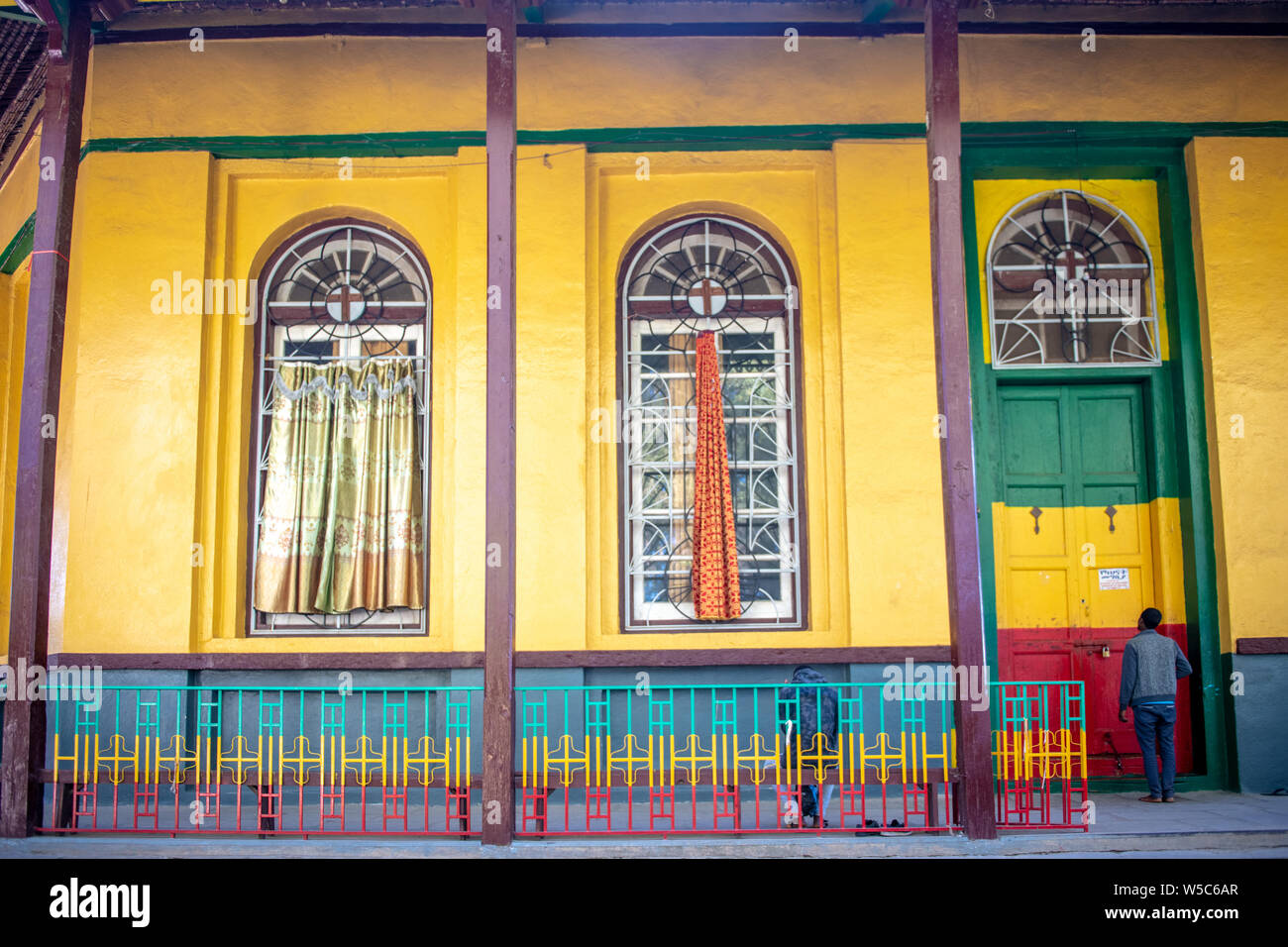 Ein Gebäude bunt in den Farben der äthiopischen Flagge bemalt, Debre Berhan, Äthiopien Stockfoto