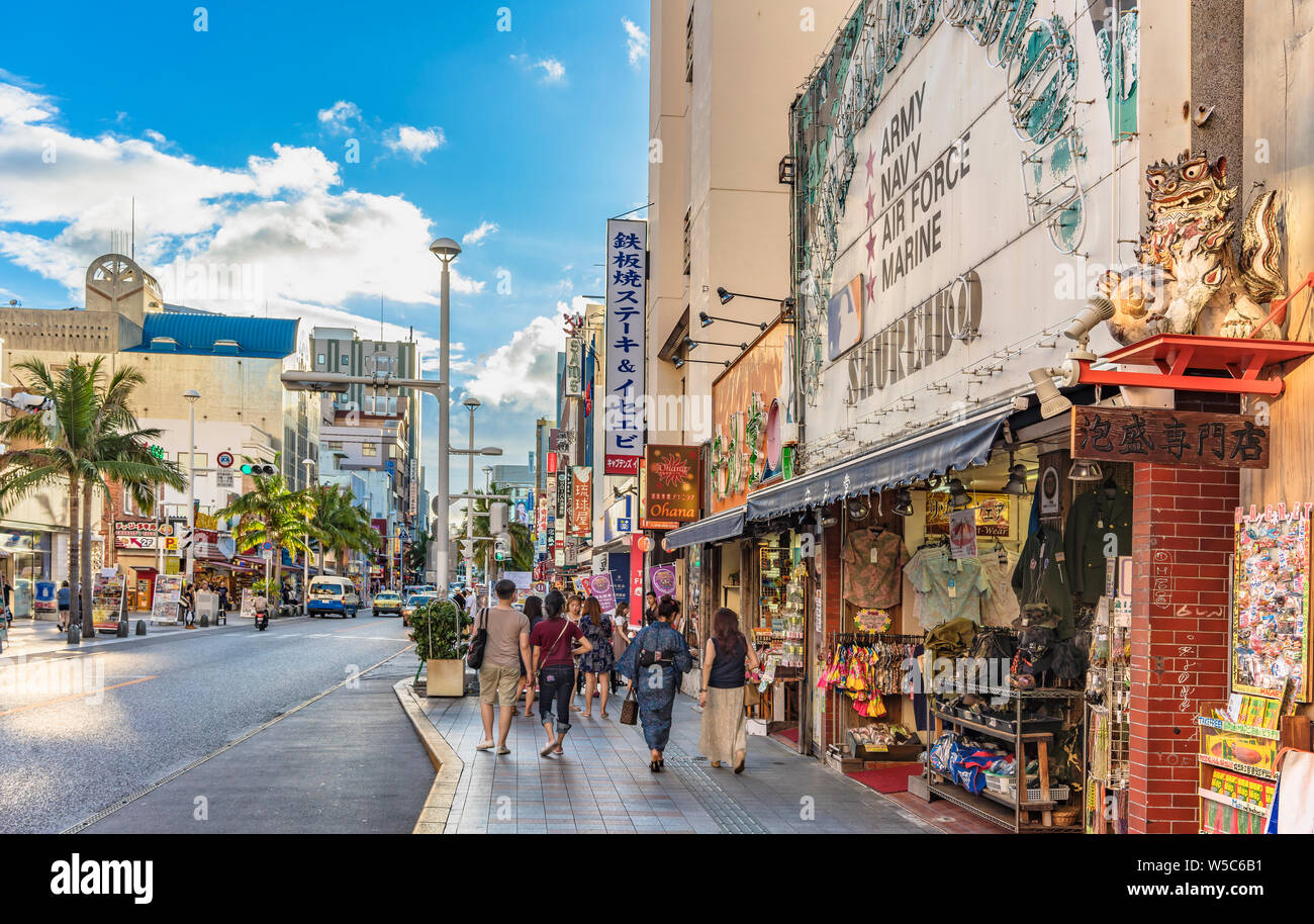 Kokusai-dori Straße, was bedeutet internationale Straße mit zwei shisa lion Skulpturen in der Stadt Naha in Okinawa eingerichtet Stockfoto