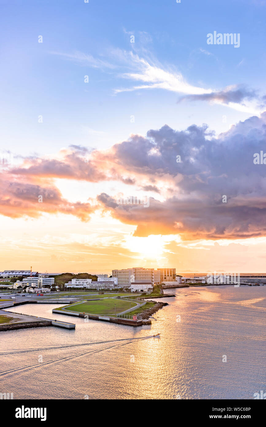 Sonnenuntergang über dem Meer im sumiyoshi-cho, Naha, Okinawa aus dem Loisir Hotel Stockfoto