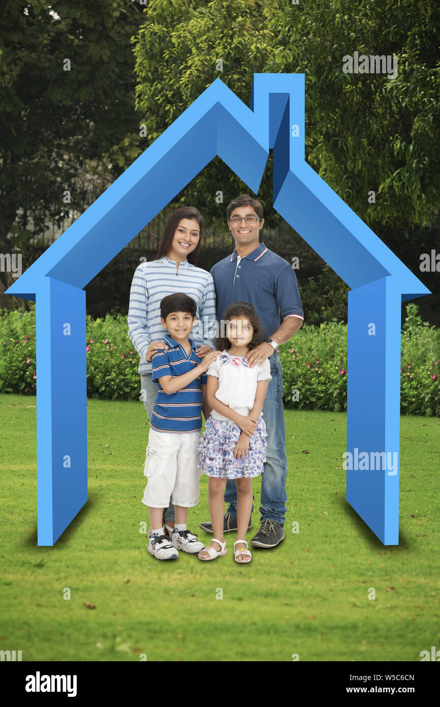Familie steht in einem Haus Stockfoto