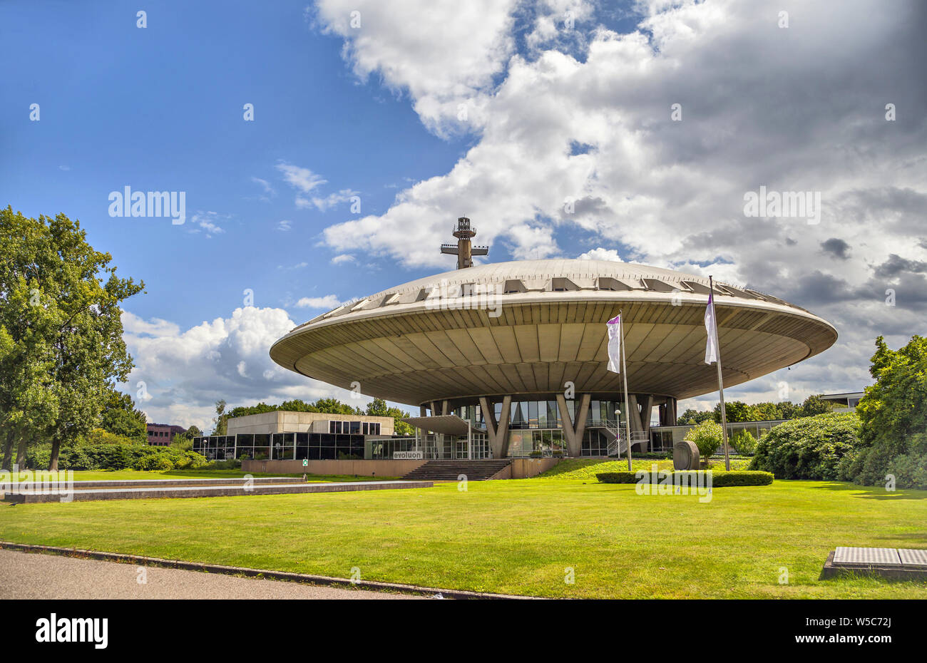 Niederlande, Eindhoven - 12. August 2014: evoluon Gebäude - ein Konferenzzentrum und ehemaligen Science Museum durch die Elektronik und elektrische c errichtet. Stockfoto