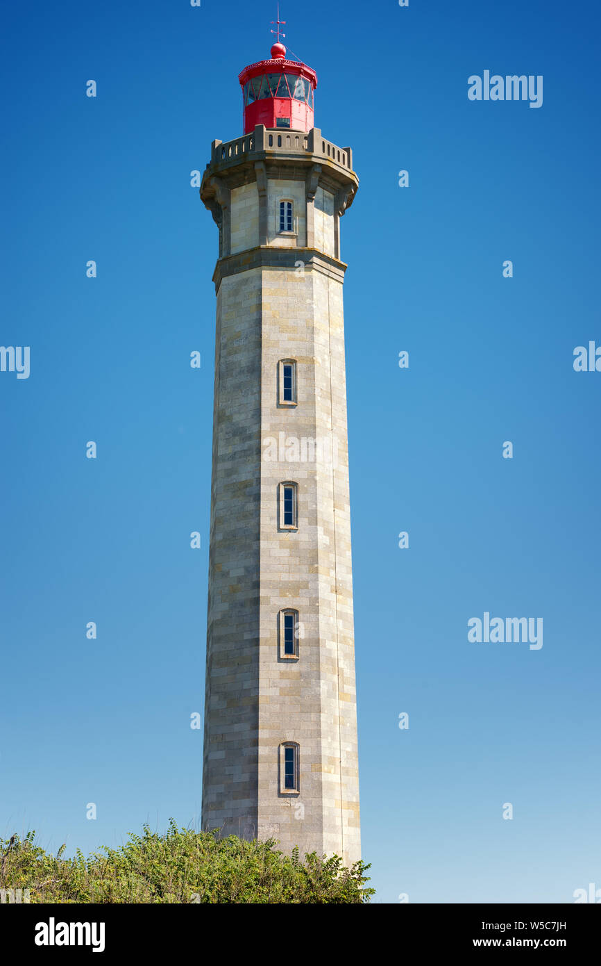 Französische "Phare des Baleines" Leuchtturm auf 'Re'Island, Frankreich, blauer Himmel. Stockfoto