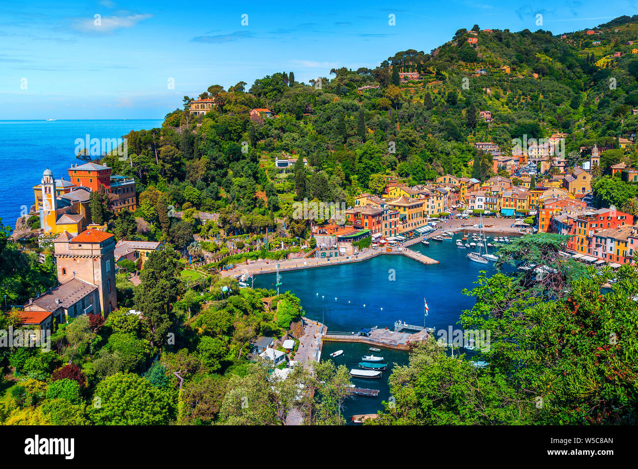 Beliebte touristische und Reiseziel. Malerischer Blick von der braunen Schloss, Portofino alten Fischerdorf mit wunderschönen Bucht und Hafen, Stockfoto