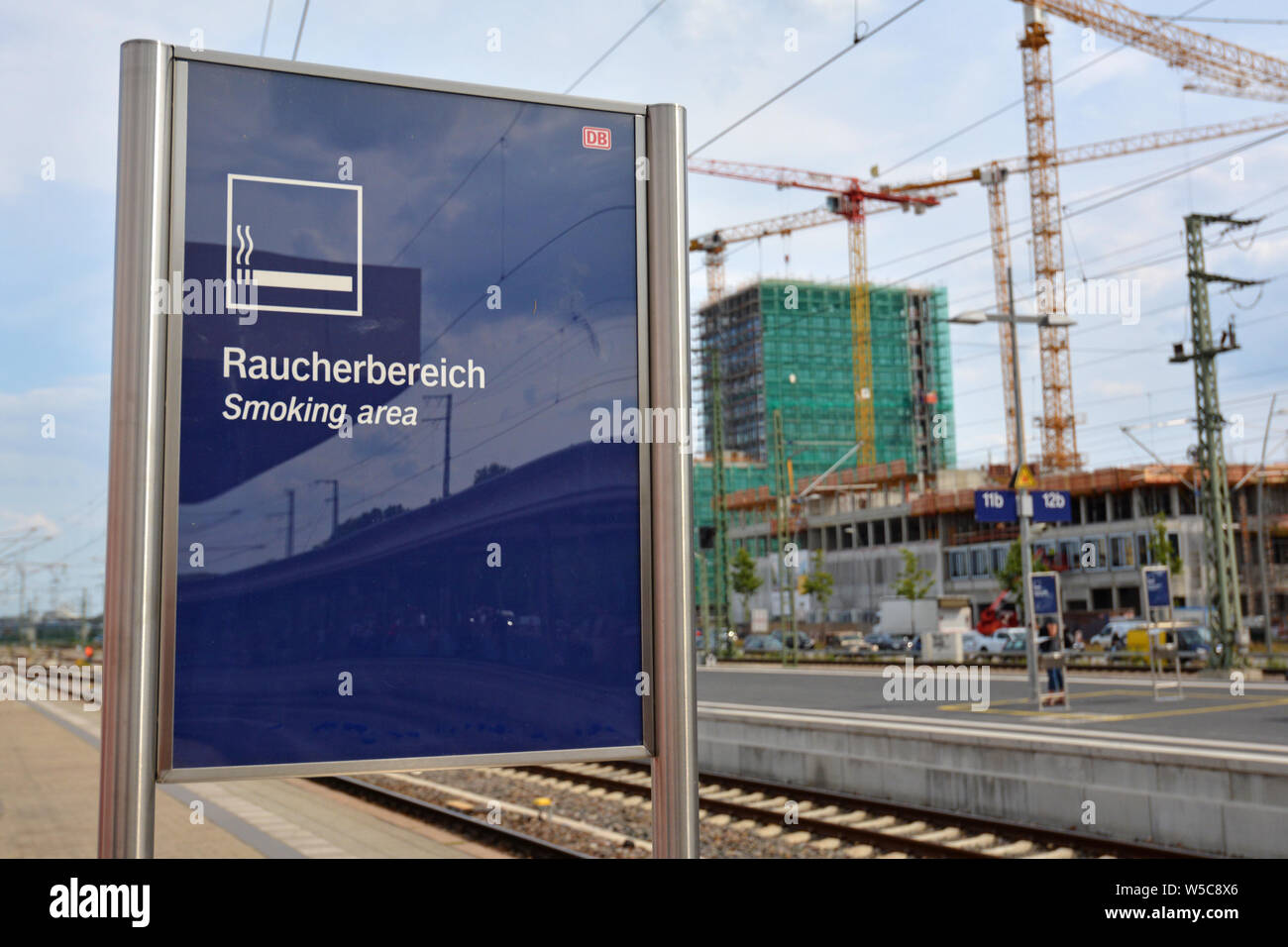 Mannheim, Deutschland - Juli 2019: Raucherbereich für zigarettenraucher an deutschen Bahnhof zum Schutz von Nichtrauchern Stockfoto