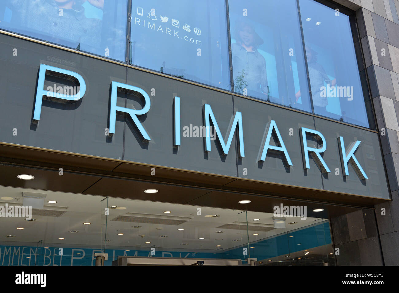 Mannheim, Deutschland - Juli 2019: Store Front mit Logo billige Bekleidung Einzelhandel Marke "Primark" in Deutschland Stockfoto