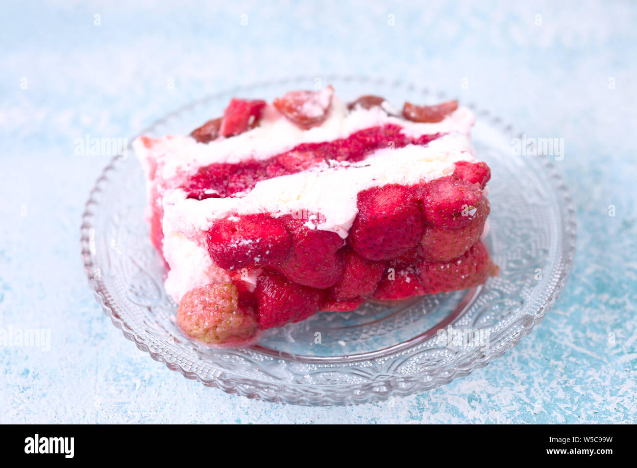 Gefrorene Beere Parfait mit Erdbeere Stockfoto