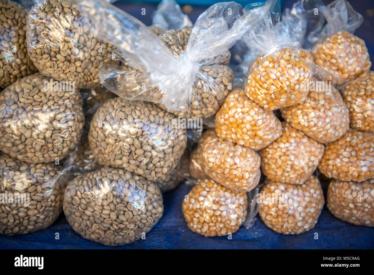 Plastiktüten voller Maiskerne und Kaffeebohnen, Debre Berhan, Äthiopien Stockfoto