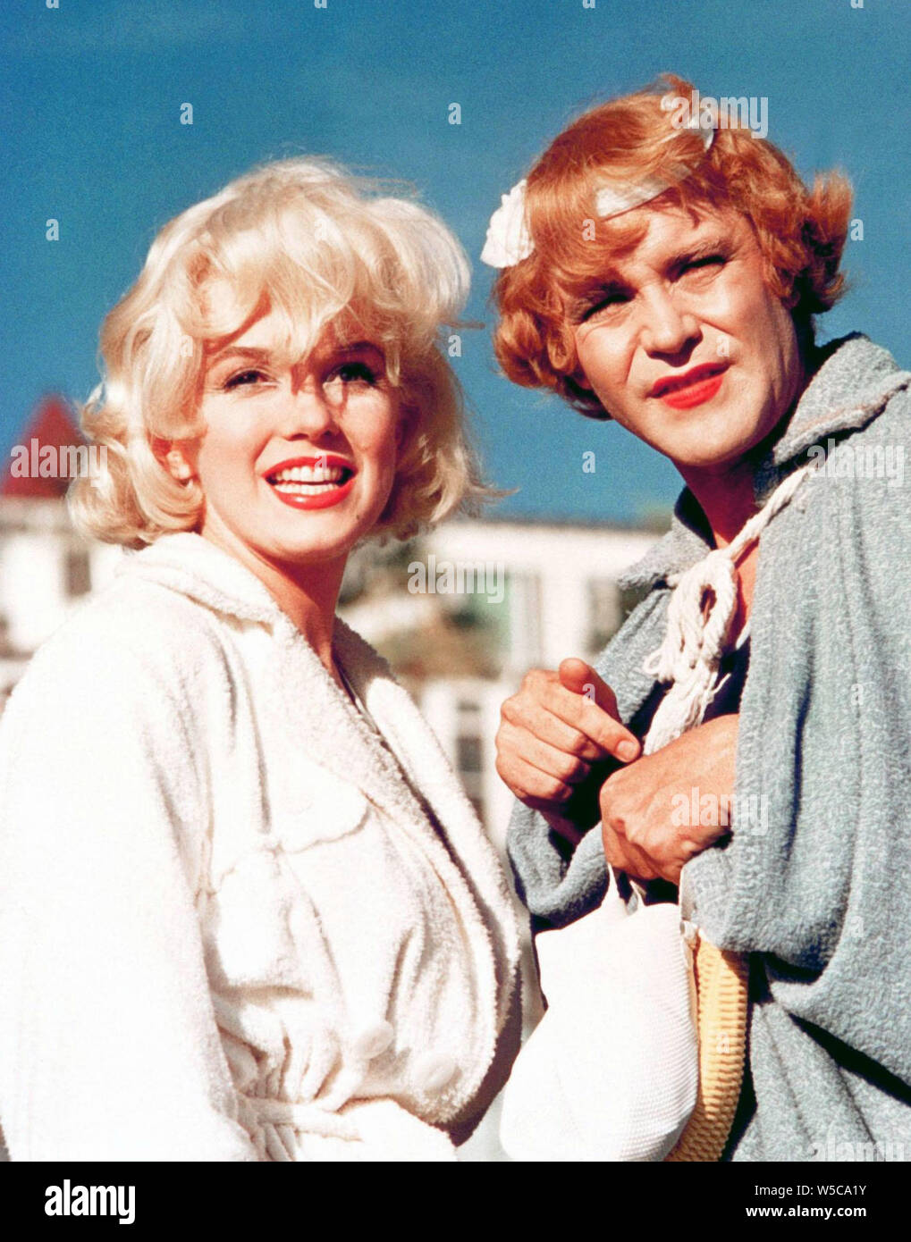 JACK LEMMON und Marilyn Monroe in MANCHE MÖGEN'S HEISS (1959), unter der Regie von Billy Wilder. Quelle: UNITED ARTISTS/Album Stockfoto