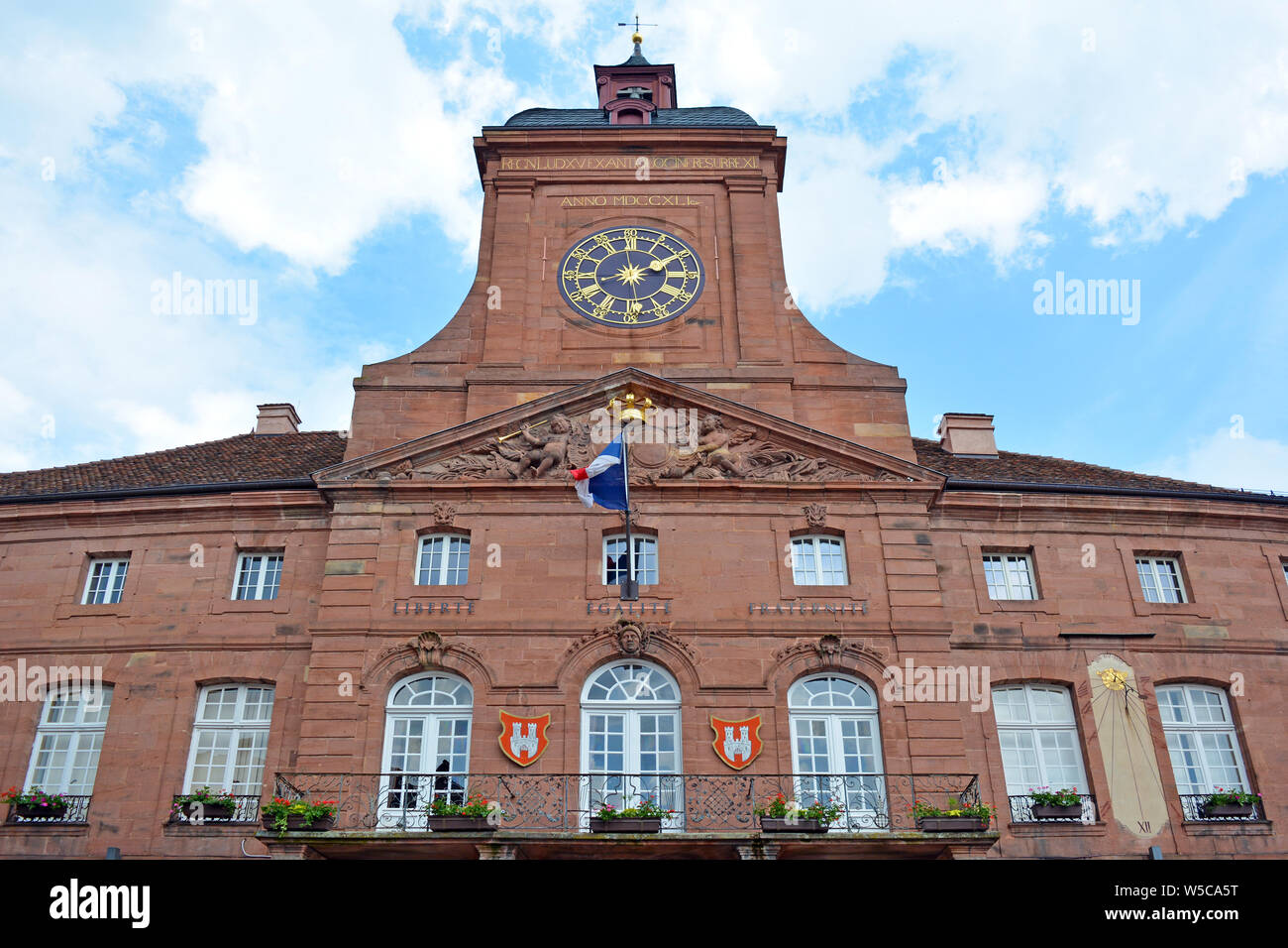 Wissembourg, Frankreich - Mai 2019: Turm der barocken Sandstein Rathaus von Wissembourg vor bewölkt blauer Himmel Stockfoto