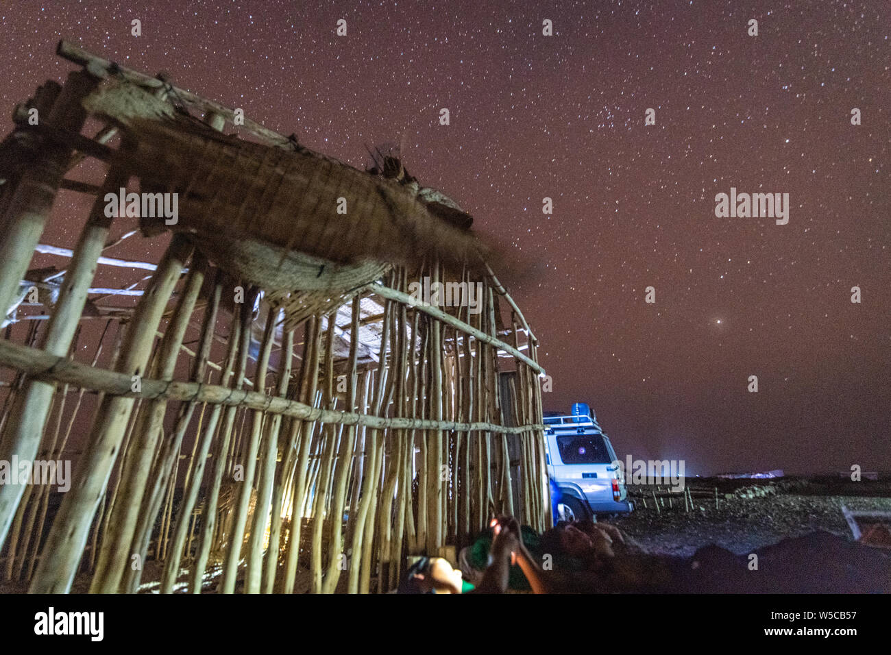 Ein Sternenhimmel über ein Salt miner Lager in der danakil Depression, Äthiopien Stockfoto