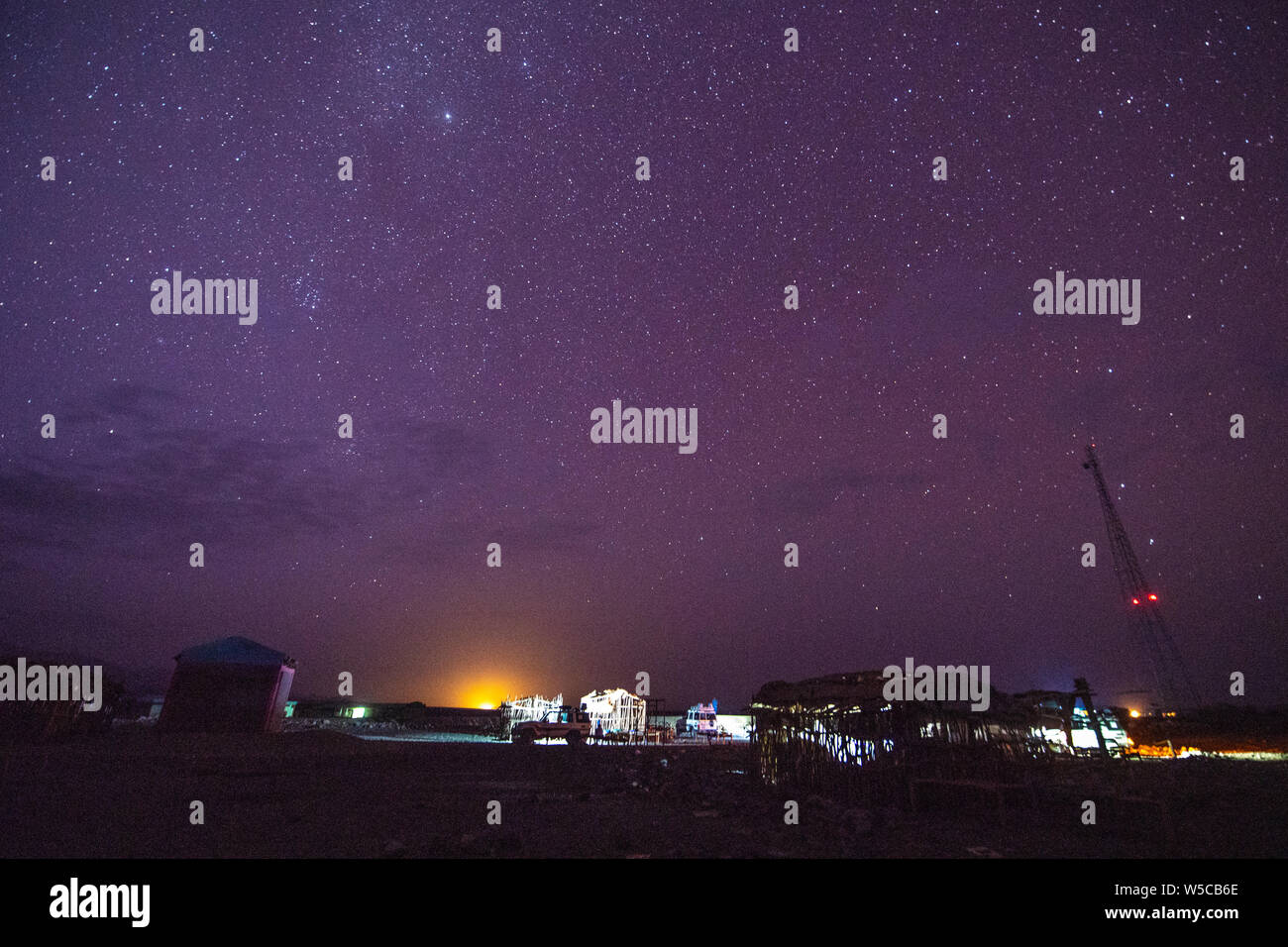 Sternenhimmel über ein Salt miner Camp in der danakil Depression, Äthiopien Stockfoto