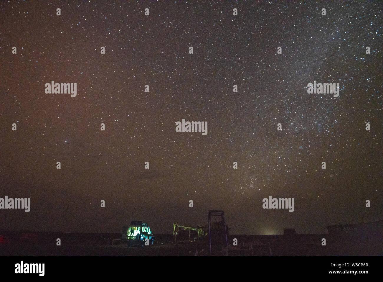 Sternenhimmel über ein Salt miner Camp in der danakil Depression, Äthiopien Stockfoto