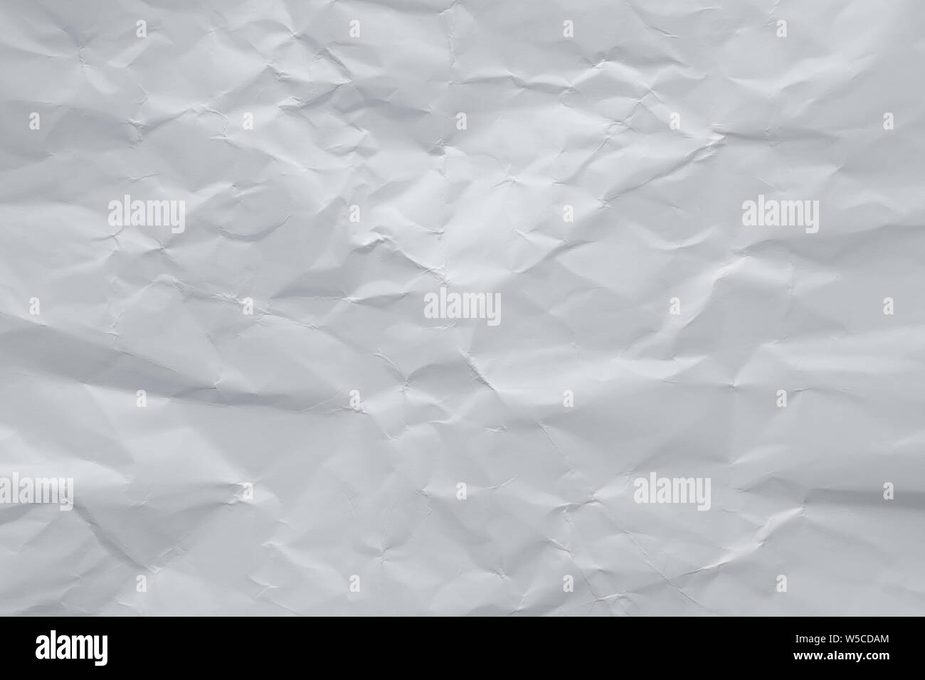 Grau zerknittertes Papier Hintergrund. Grau gesickte Seite. Abstrakte raue Textur, kopieren. Weißen Karton zerknitterten Oberfläche. Stockfoto