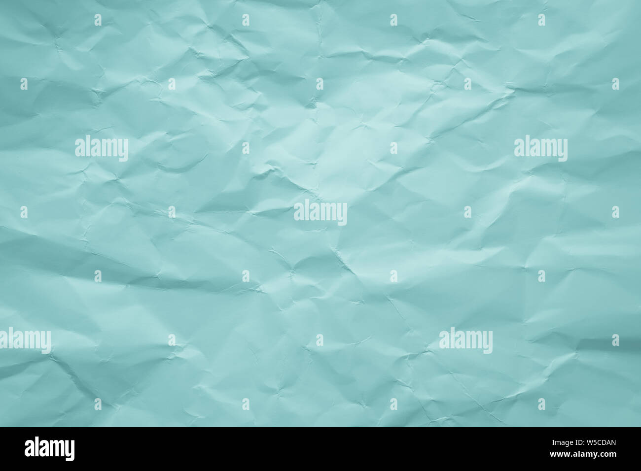 Zerknittertes Papier grün Hintergrund. Türkis Textur von zerknittertes Papier. Strukturierte Seite Aquamarin Farbe. Alte bemalte Blatt. Pastellfarben, weiche Farbe. Kopieren Stockfoto