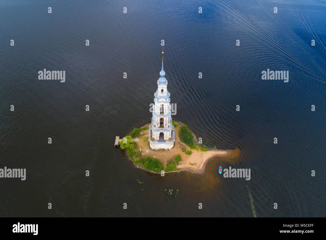 Ein Blick von der Höhe des alten überflutet Glockenturm auf dem Uglich Reservoir an einem sonnigen Juli Tag. Kalyazin, Russland Stockfoto