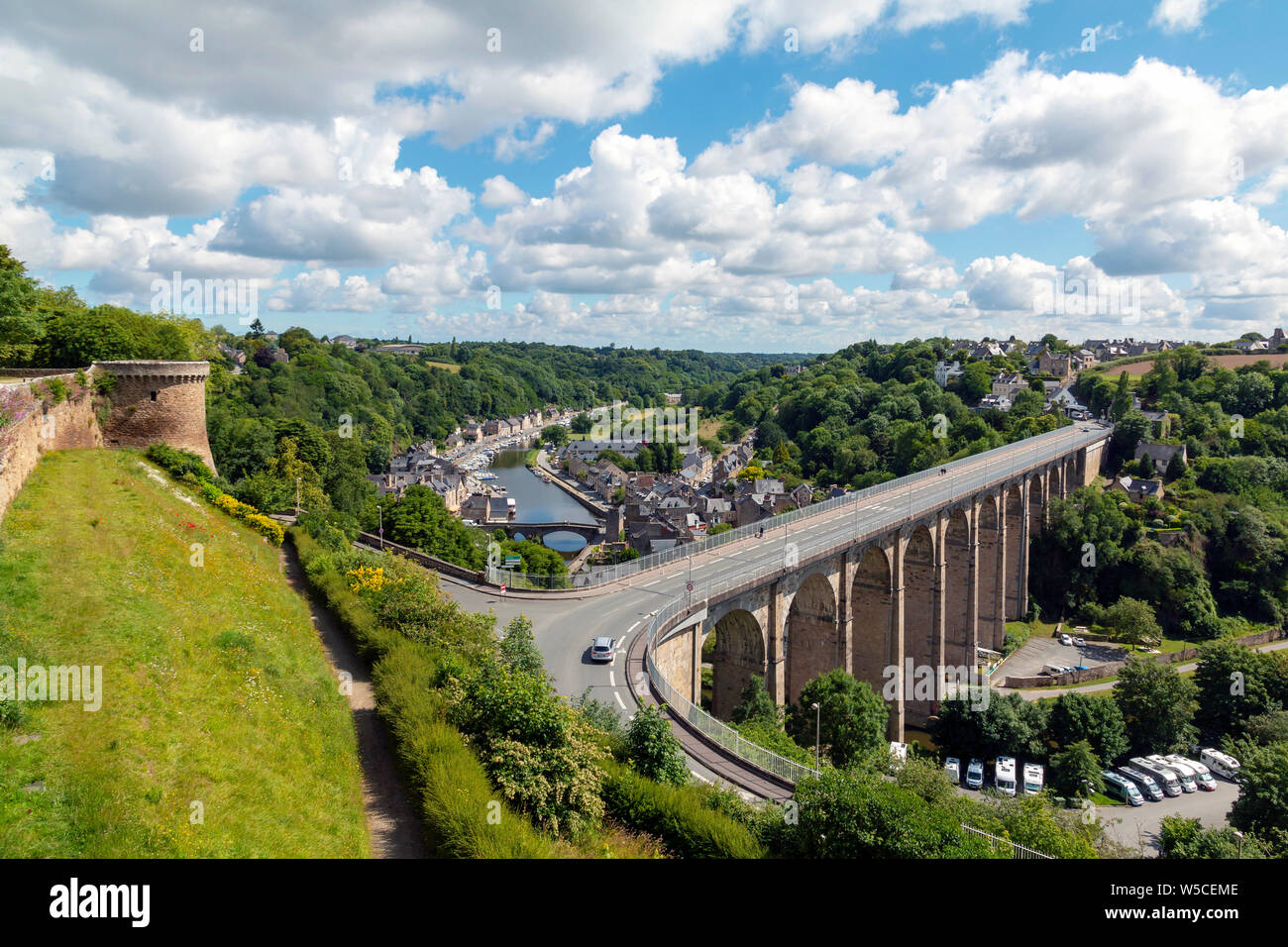 Dinan, Bretagne, Frankreich - Juni 20, 2019: szenische Landschaft Blick auf den Viadukt, Fluss La Rance und Le Port de Dinan von der Stadtmauer an einem warmen Sommer Stockfoto