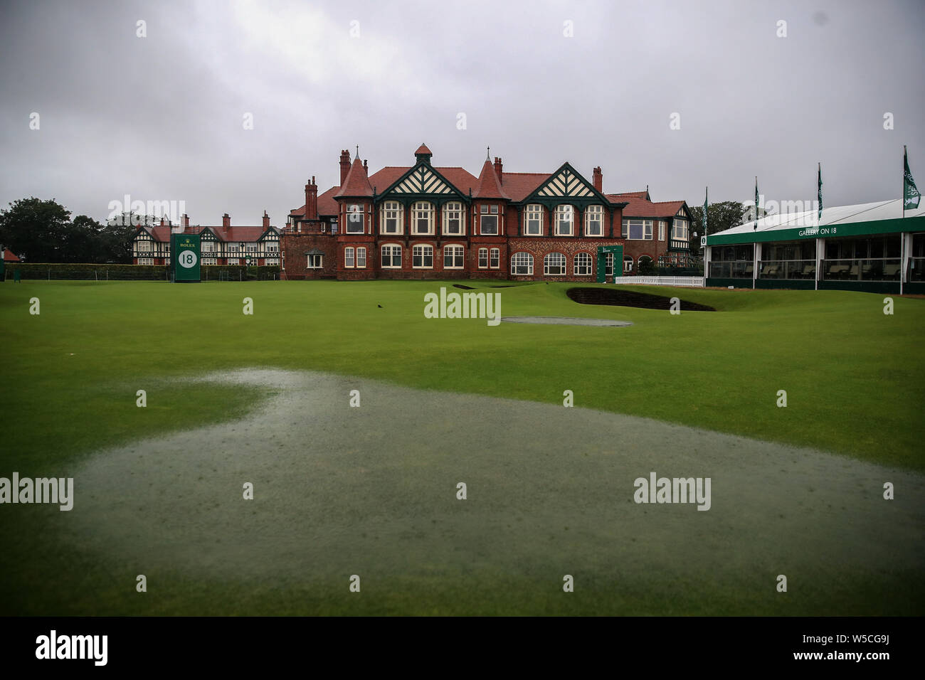 Eine Verzögerung bei der Anfang des Spiels aufgrund einer Regen durchnässt Royal Lytham Golfplatz am letzten Tag der Senior Open im Royal Lytham & St Annes Golf Club. Stockfoto