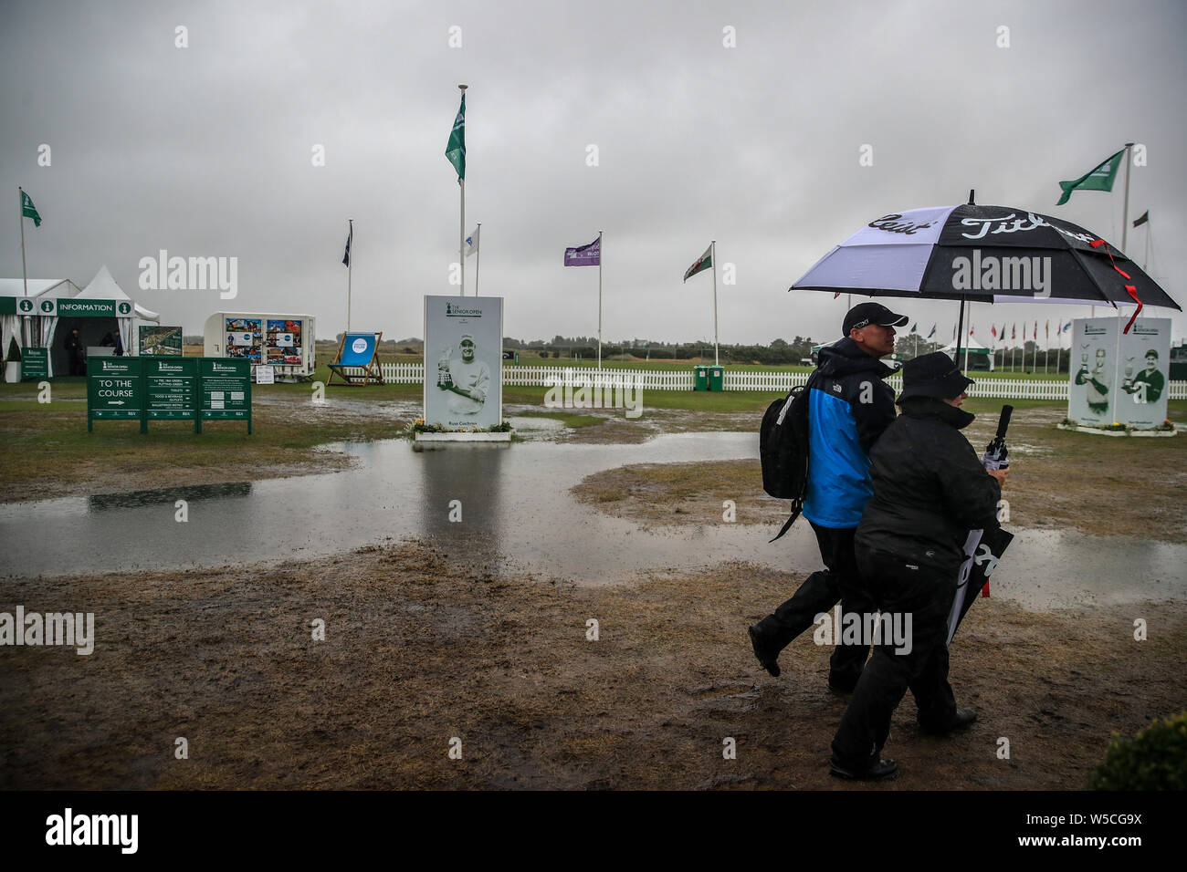 Eine Verzögerung bei der Anfang des Spiels aufgrund einer Regen durchnässt Royal Lytham Golfplatz am letzten Tag der Senior Open im Royal Lytham & St Annes Golf Club. Stockfoto