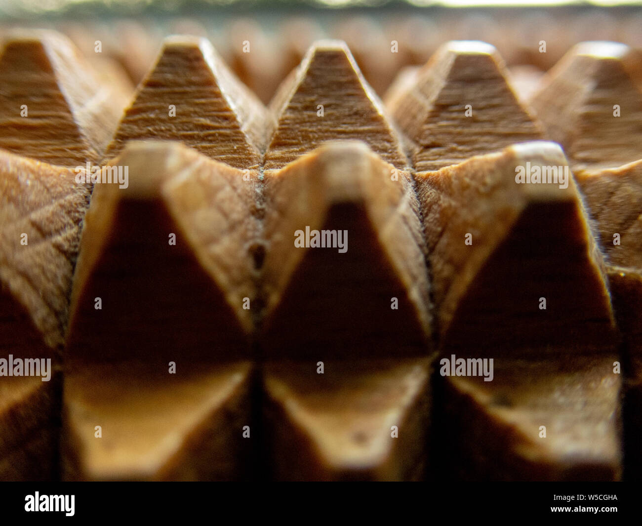 Makro einer Holz- massage Tool - Holz- Spikes/Pyramiden Hintergrund Stockfoto