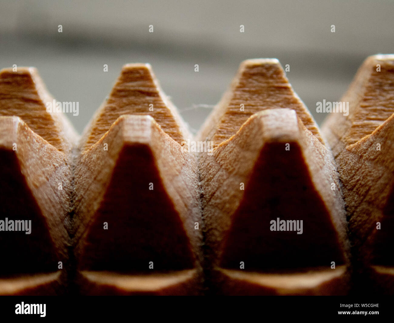 Makro einer Holz- massage Tool - Holz- Spikes/Pyramiden Hintergrund Stockfoto