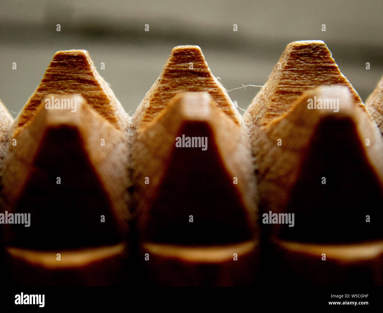 Makro einer Holz- massage Tool - Holz- Spikes/Pyramiden Hintergrund Stockfoto
