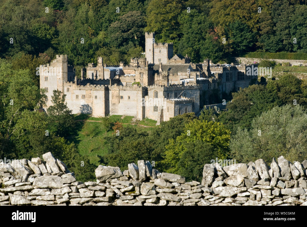 Haddon Hall ein englisches Landhaus am Fluss Wye in der Nähe von Bakewell in England Stockfoto