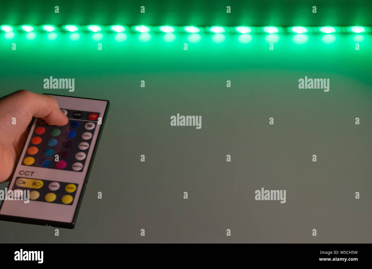 RGB-LED-Fernbedienung, die auf die LED-Leiste Stockfoto