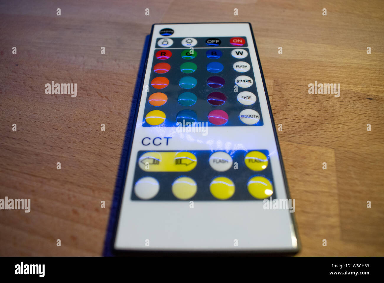 RGB-LED-Fernbedienung, die auf die LED-Leiste Stockfoto