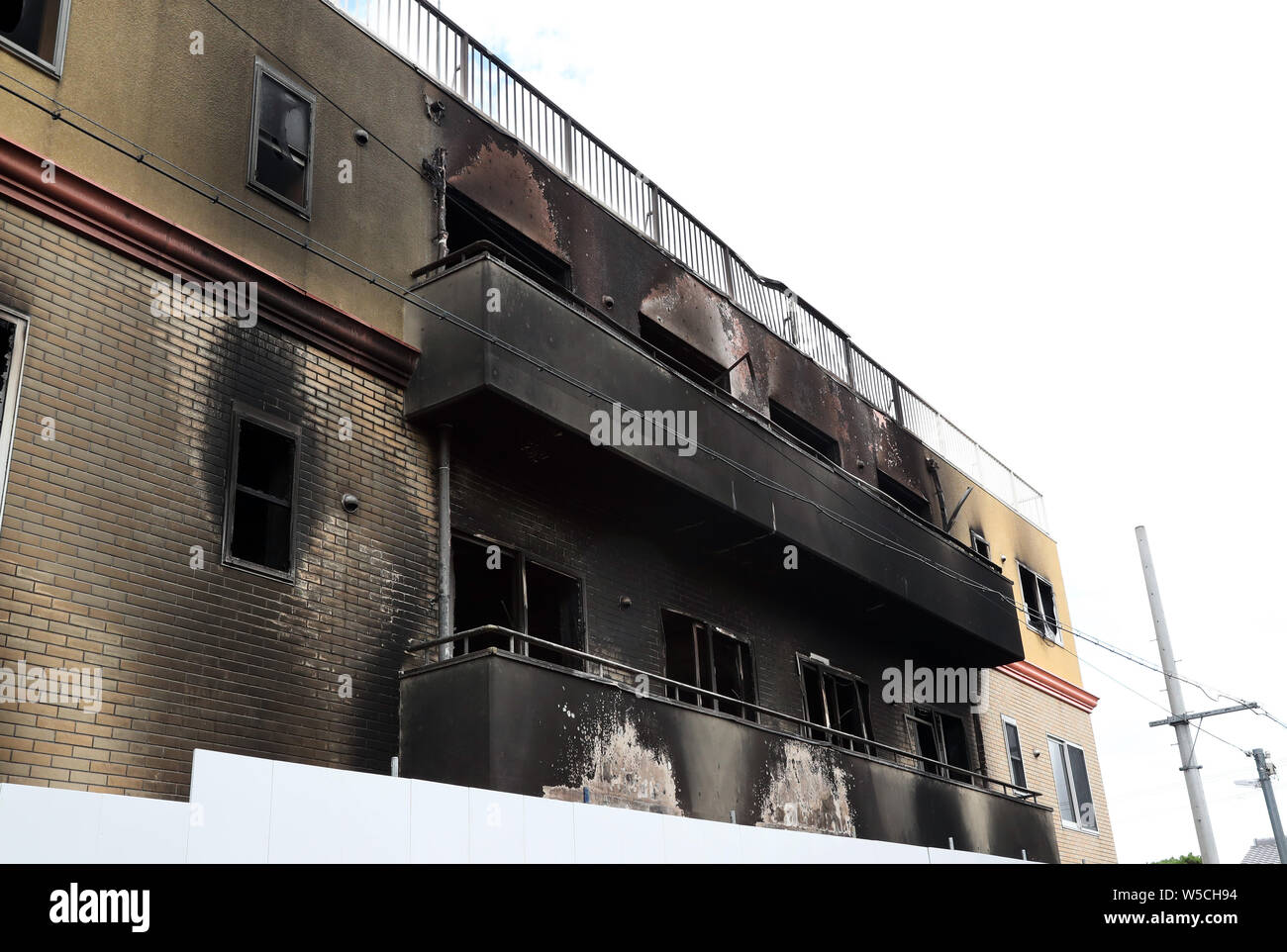 Kyoto, Japan. 27. Juli, 2019. Ausgebrannt 3-stöckigen Gebäude des Kyoto Animation Studio steht in Kyoto, Japan wrestern am Samstag, 27. Juli 2019. Der 41-jährige Shuji Aoba set ablaze in dem dreistöckigen Studio am 18. Juli und tötete 34 Menschen. Credit: Yoshio Tsunoda/LBA/Alamy leben Nachrichten Stockfoto