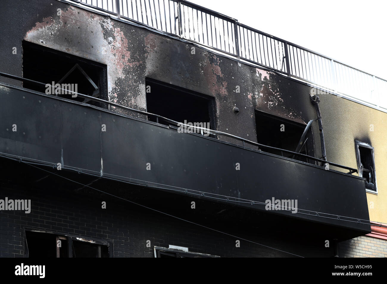Kyoto, Japan. 27. Juli, 2019. Ausgebrannt 3-stöckigen Gebäude des Kyoto Animation Studio steht in Kyoto, Japan wrestern am Samstag, 27. Juli 2019. Der 41-jährige Shuji Aoba set ablaze in dem dreistöckigen Studio am 18. Juli und tötete 34 Menschen. Credit: Yoshio Tsunoda/LBA/Alamy leben Nachrichten Stockfoto