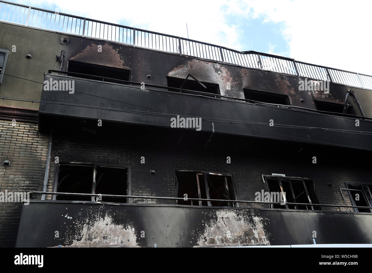 Kyoto, Japan. 27. Juli, 2019. Ausgebrannt 3-stöckigen Gebäude des Kyoto Animation Studio steht in Kyoto, Japan wrestern am Samstag, 27. Juli 2019. Der 41-jährige Shuji Aoba set ablaze in dem dreistöckigen Studio am 18. Juli und tötete 34 Menschen. Credit: Yoshio Tsunoda/LBA/Alamy leben Nachrichten Stockfoto