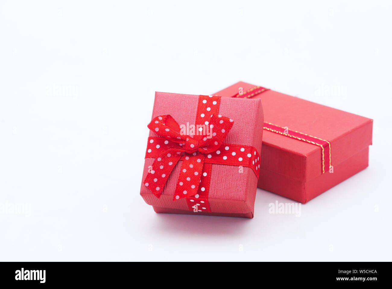 Zwei rote Geschenkboxen auf weißem Hintergrund. Stockfoto
