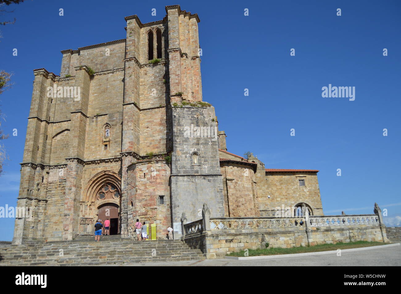 Wundervolle Hauptfassade Schoß der Kirche Unserer Lieben Frau von der Himmelfahrt dating Im 12. Jahrhundert an der Promenade in Castrourdiales. August 27, 2013. Stockfoto