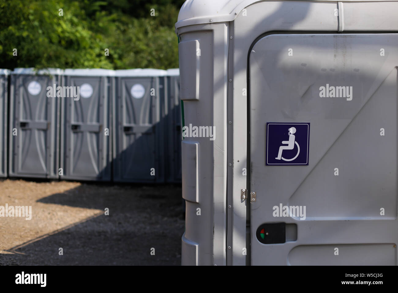 Das internationale Symbol des Zugriffs (Rollstuhl Symbol) auf einer öffentlichen Toilette bei einer öffentlichen Veranstaltung (Musik Festival) Stockfoto