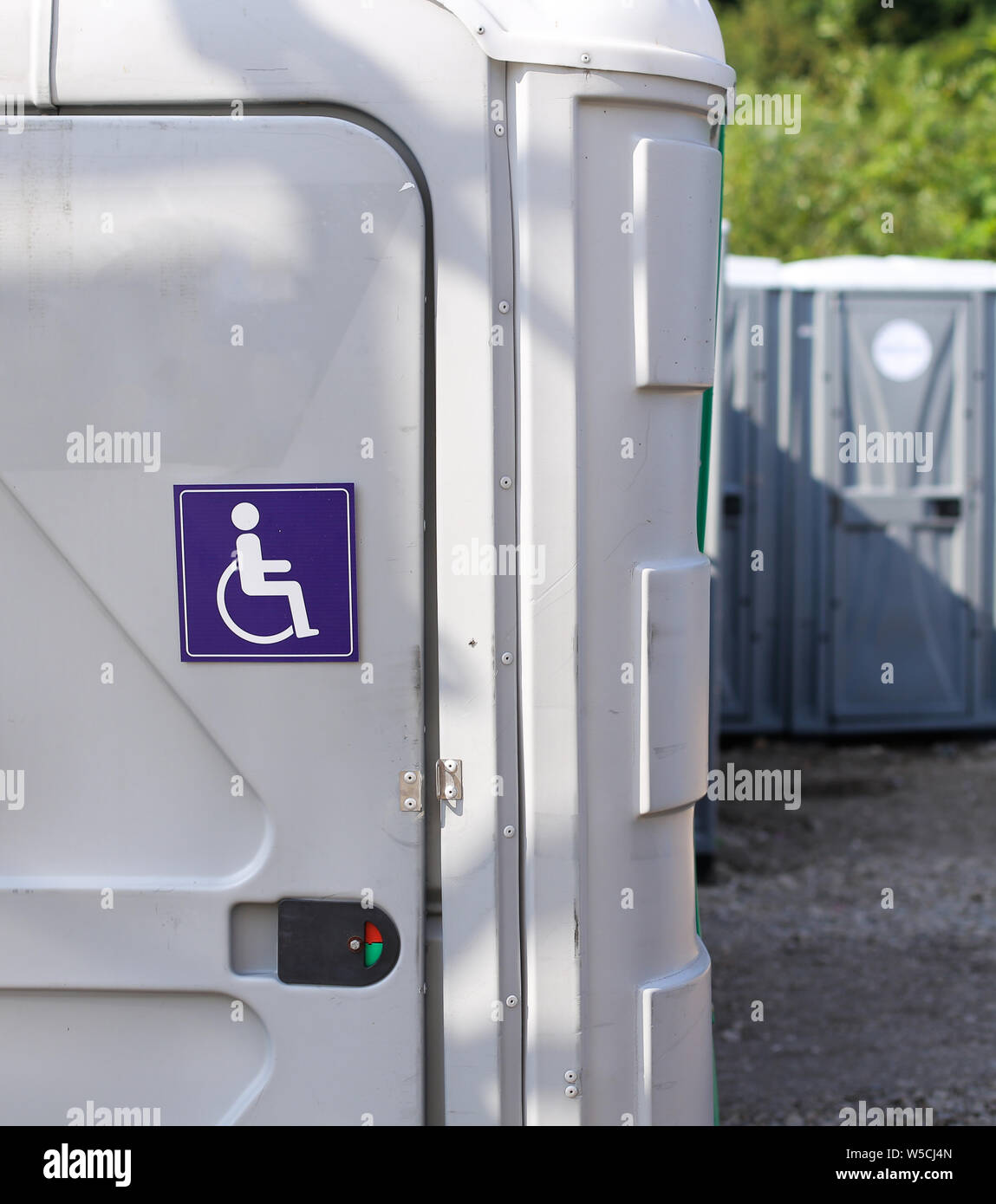 Das internationale Symbol des Zugriffs (Rollstuhl Symbol) auf einer öffentlichen Toilette bei einer öffentlichen Veranstaltung (Musik Festival) Stockfoto