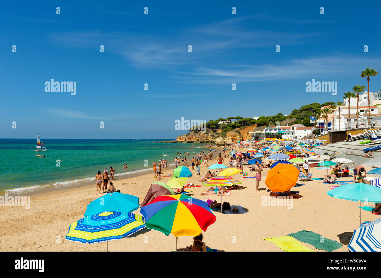 Olhos d'Agua Strand im Sommer, der Algarve, Portugal Stockfoto