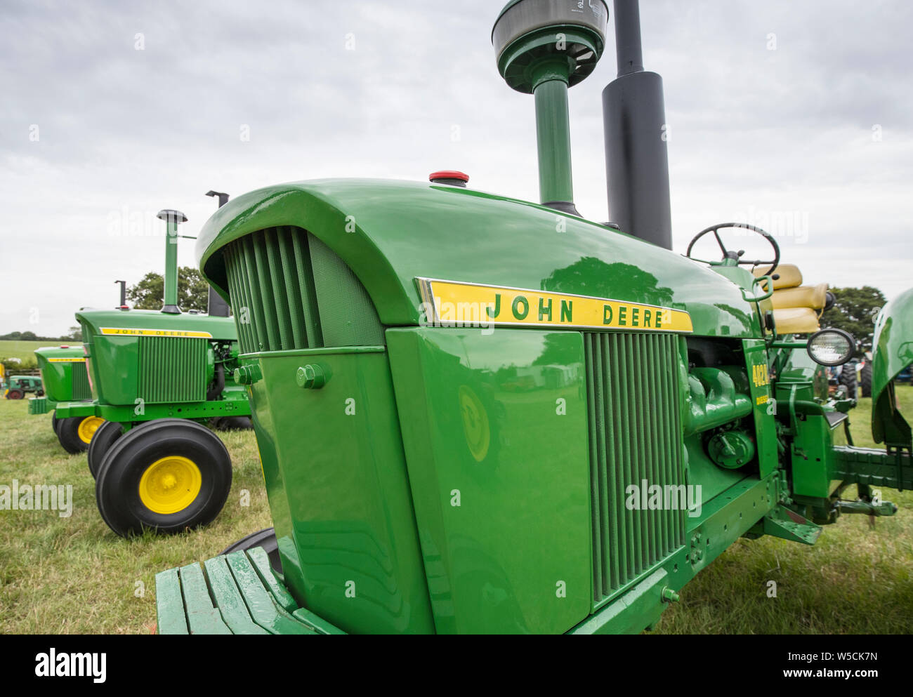 Reihe der klassischen John Deere Traktoren Stockfoto