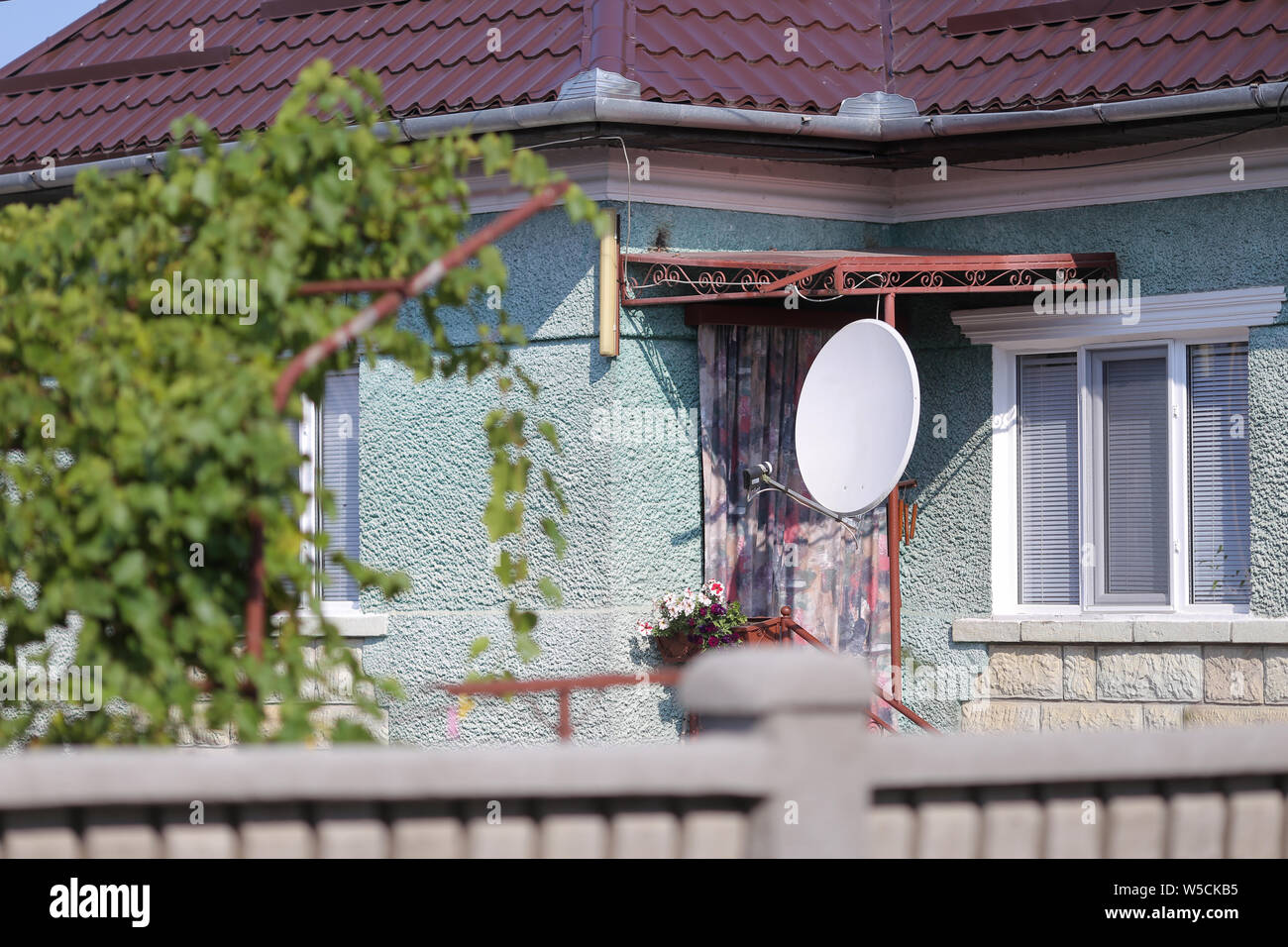 Fernseher Satelliten Receiver Antenne auf ein Haus in einem Dorf in ländlichen Rumänien Stockfoto