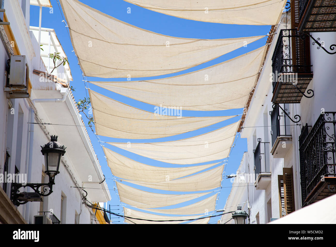 Sonnenschutz Segel im charmanten Straßen von Nerja, Spanien Stockfoto