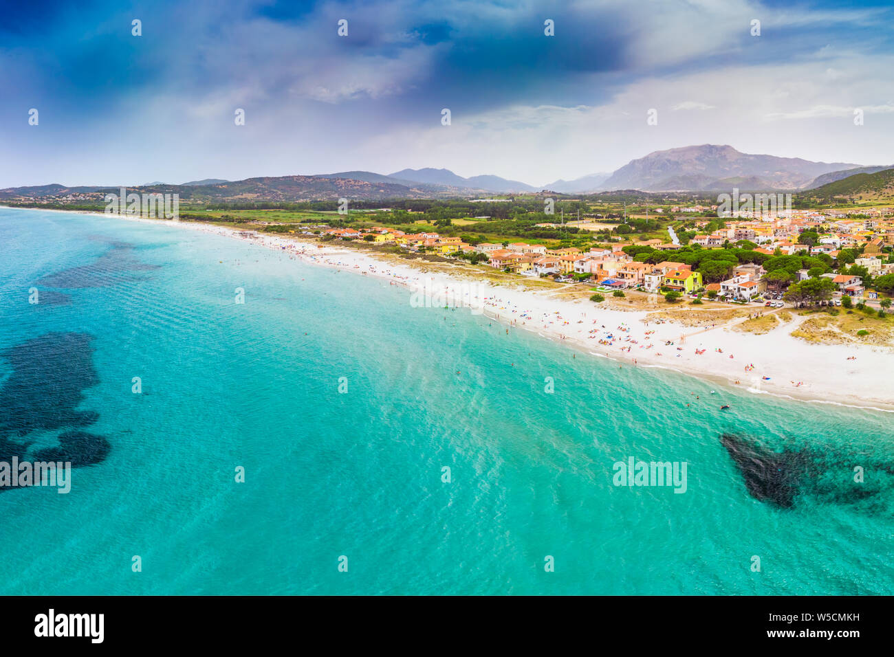 Graniro Strand mit azurblauem Wasser und La Caletta Stadt, Sardinien, Italien, Europa. Stockfoto