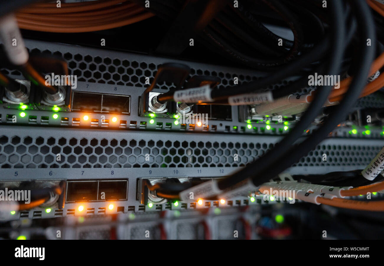 Fibre Optical Switch mit angeschlossenen FC-Kabel im Serverraum. Stockfoto